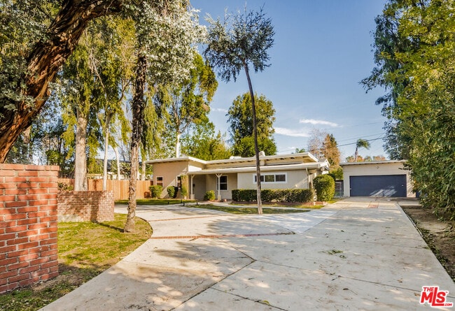 Building Photo - 5754 Fallbrook Ave