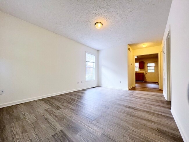 Foto del edificio - Two Bedroom Townhouse - 1.5 Baths - Spring Garden Triplex