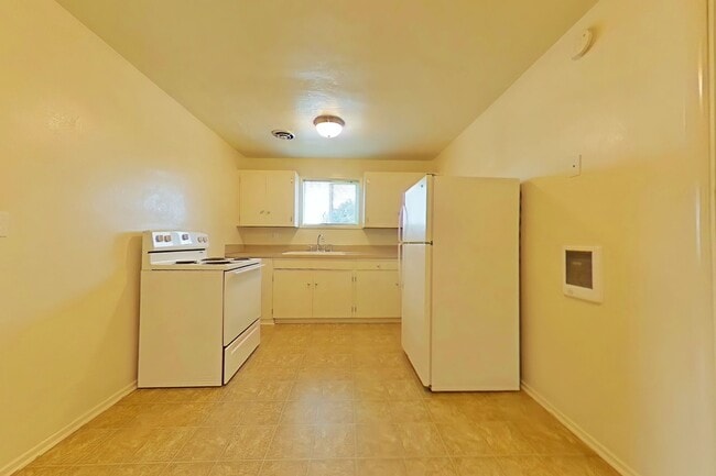 Building Photo - 1 Bedroom Apartment ~ Close to 9th St ~ Ca...