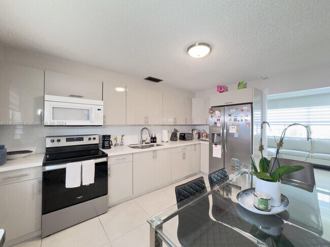 Foto del edificio - 3360 SW 24th Ter