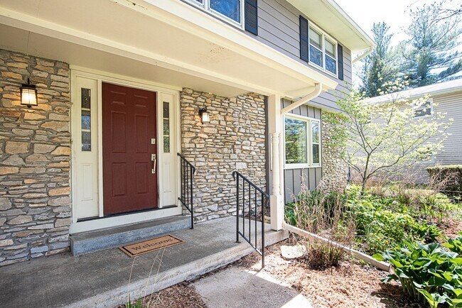 Building Photo - 2620 E Rock Creek Dr