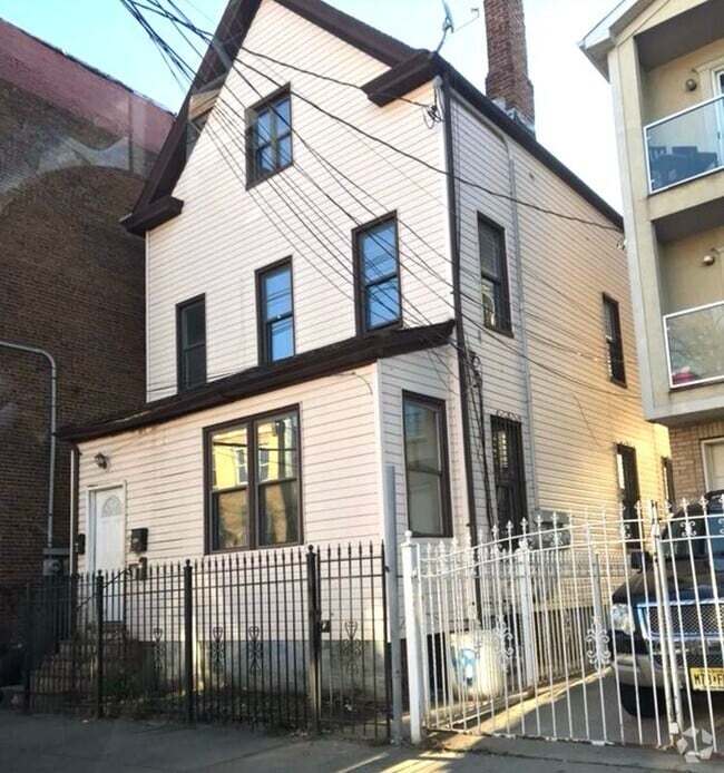 Building Photo - 159 3rd St