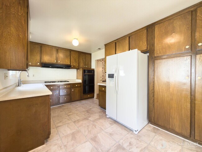 Foto del edificio - Charming Hillside Home for Rent in Ventura!