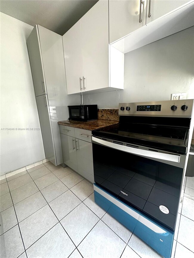 Foto del edificio - 4730 Pine Tree Dr