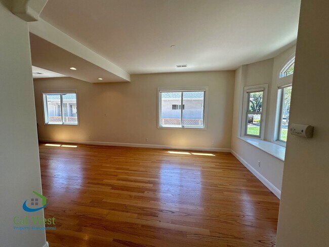 Foto del edificio - $7995 - Executive 4 bed, 3 full bath, Palo...