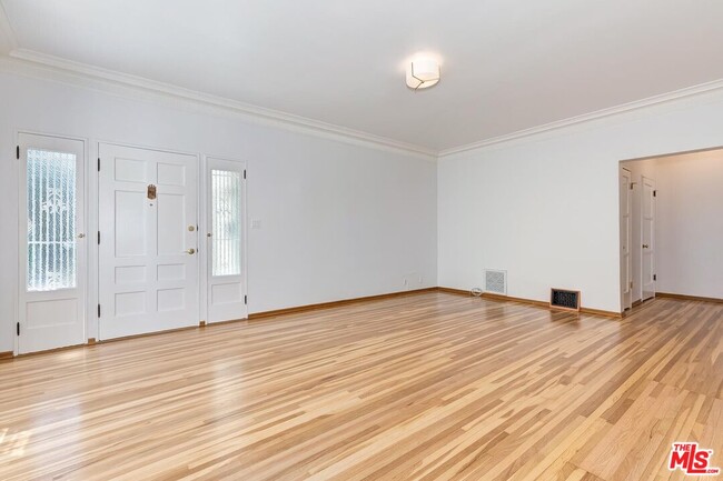 Building Photo - 448 1/2 S Wilton Pl