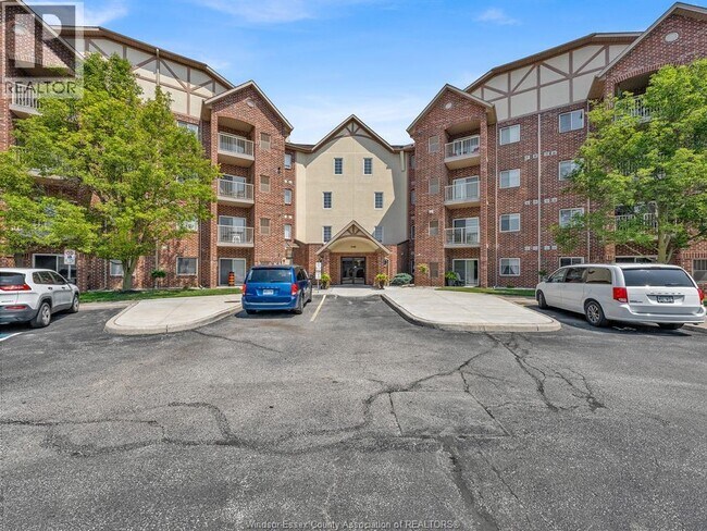 Building Photo - 3160 Wildwood Dr