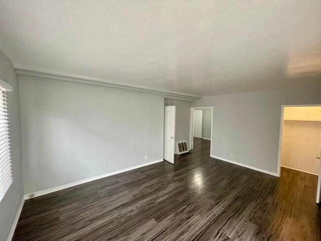 Building Photo - 1150 S Cochran Ave