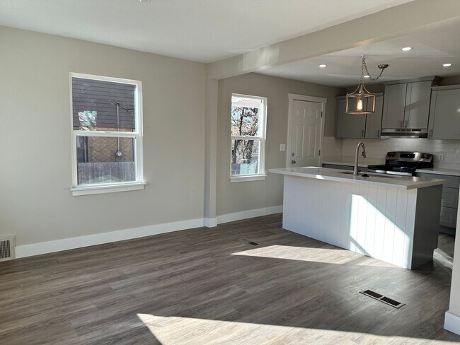 Foto del edificio - Darling remodeled 5 bedroom 2 bathroom home in the heart of Ogden