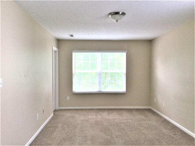 Building Photo - 700 Thornton Dr