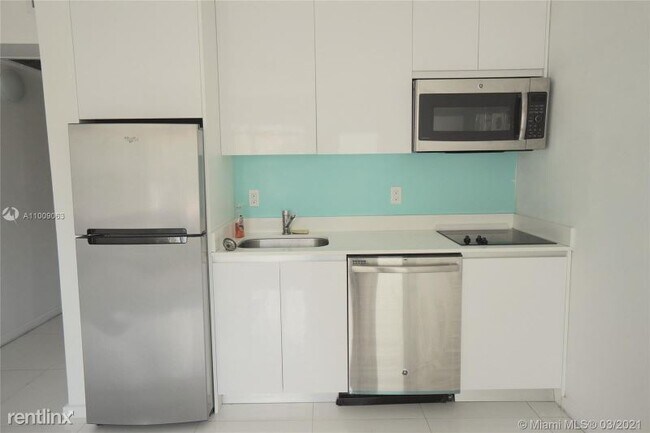 Building Photo - 1 br, 1 bath Condo - 801 15 ST 102 Unit 102