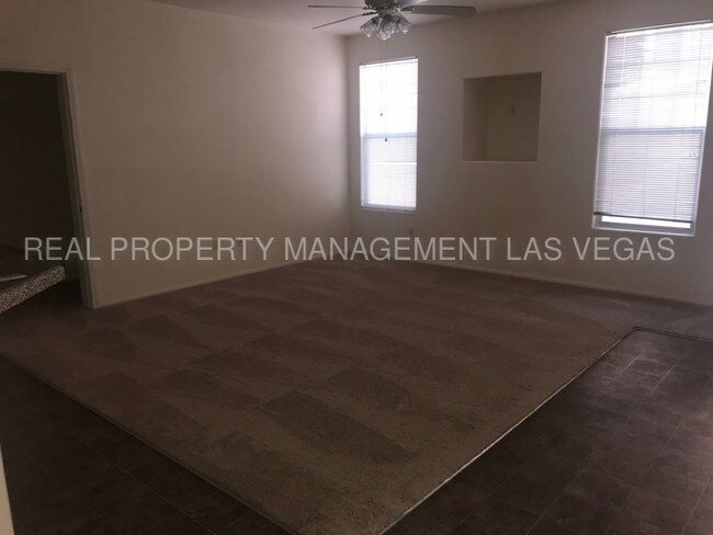 Building Photo - WONDERFUL 2 BEDROOM CONDO W/GARAGE