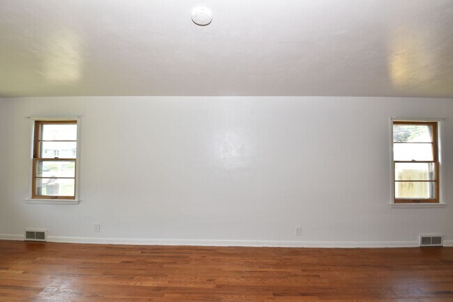 Building Photo - Mishawaka Near Parks 3 bedroom 2 bath home