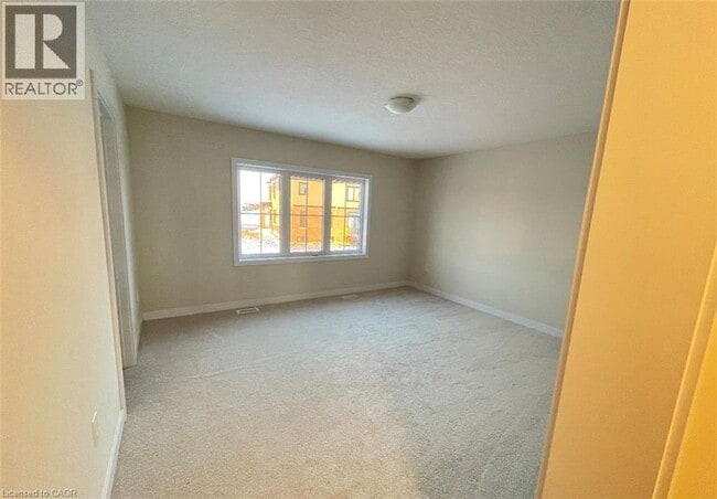 Building Photo - 12 Basswood Cres