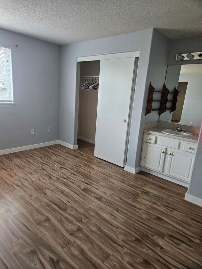 Foto del edificio - 3 Bedroom, 1 1/2 bath townhouse in Hillsboro