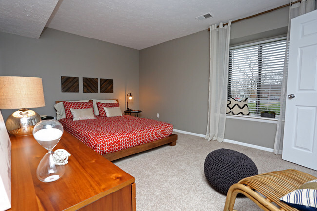 1BR, 1BA - 710 SF - Bedroom - Woodbridge Apartments