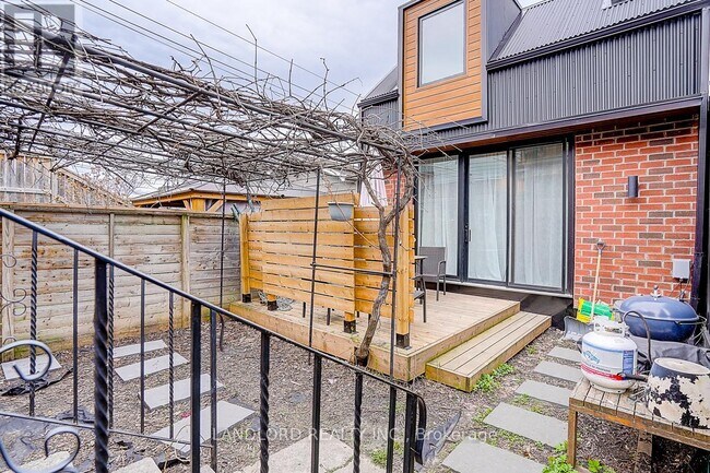 Photo du bâtiment - 96 Wiltshire Ave