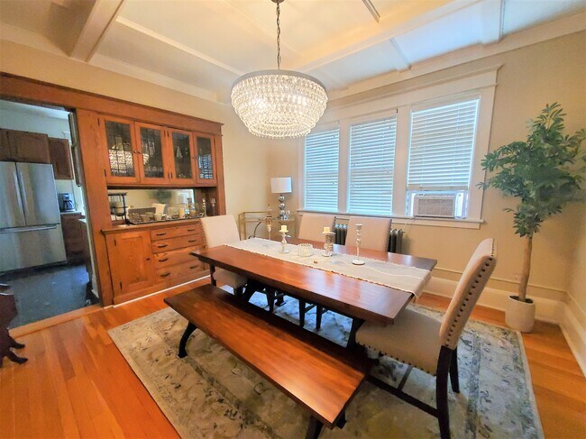 Comedor completo con buffet - 830 Grand Ave