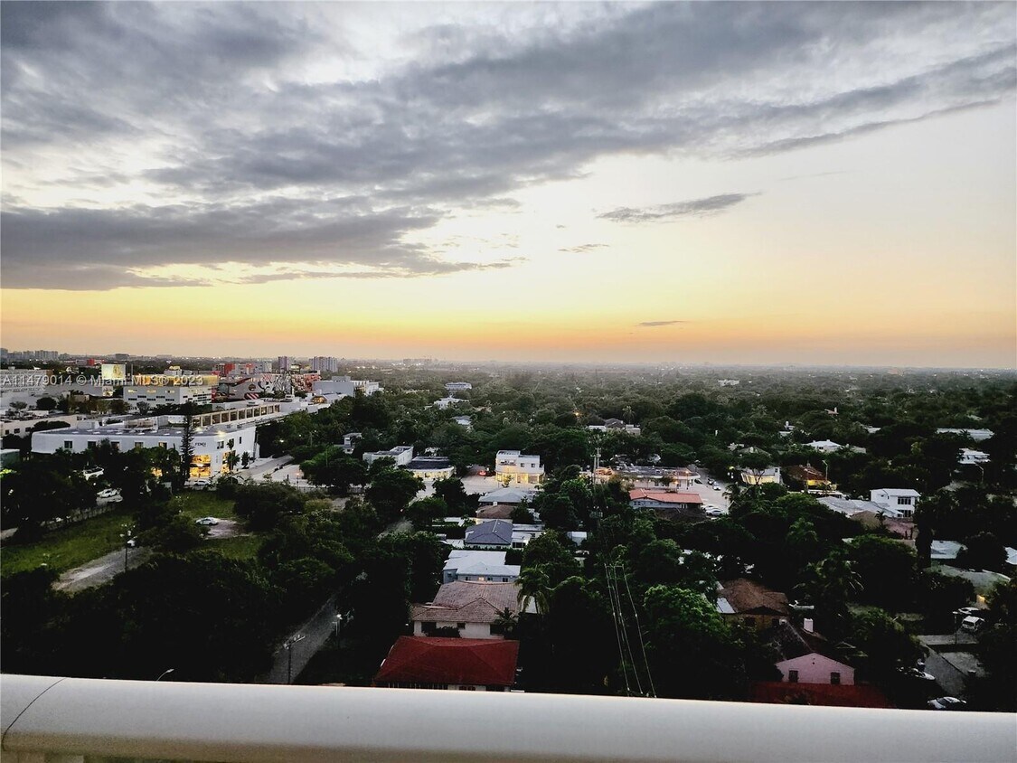 Primary Photo - 4250 Biscayne Blvd