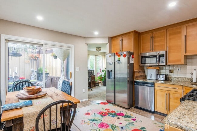 Foto del edificio - 217 Silver Ln