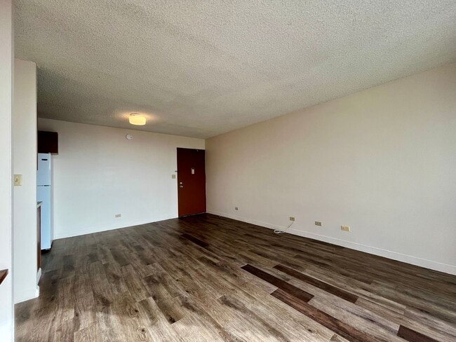 Building Photo - Liliha Square: 2 Bed, 1 Bath Apartment w/ ...