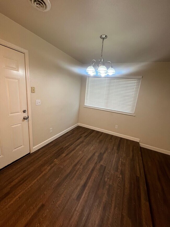 Foto del edificio - Beautiful 3 Bed 2 bath Home with Spacious backyard!