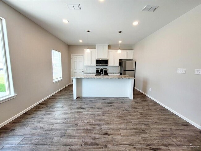 Building Photo - 7106 N 56th Ln