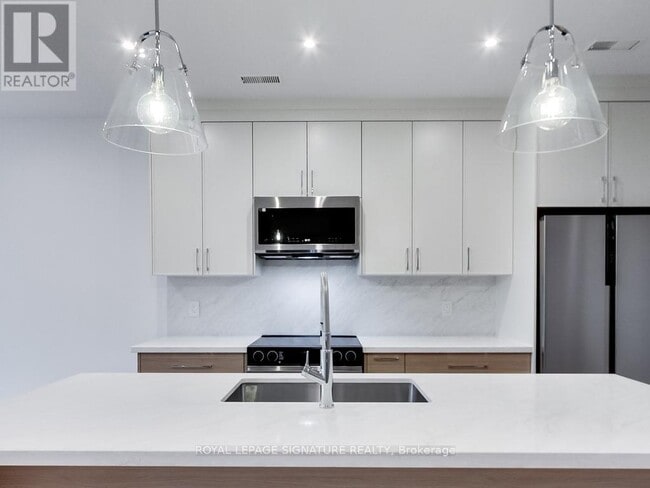 Building Photo - 357 Dovercourt Rd