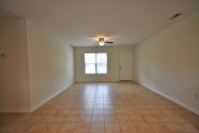 Building Photo - 2 Bedroom 2 Bath Duplex on Quiet Street in...