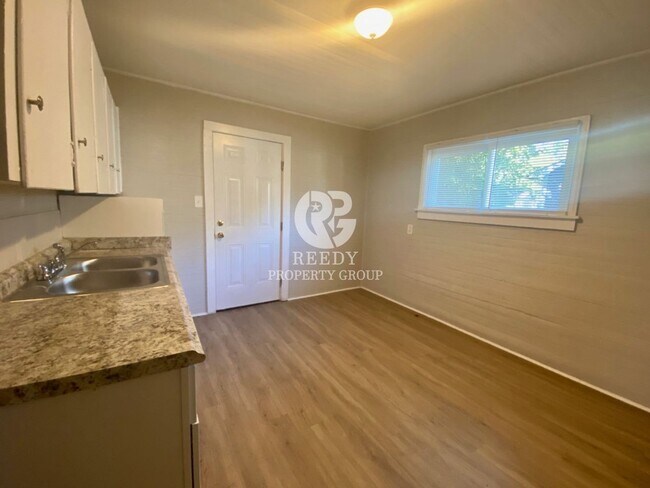 Building Photo - Super Cute 2 bed / 1 bath completely remod...
