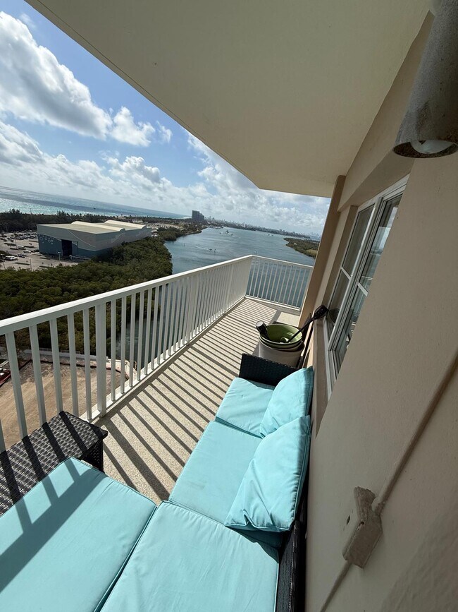 Foto del edificio - 300 Bayview Dr