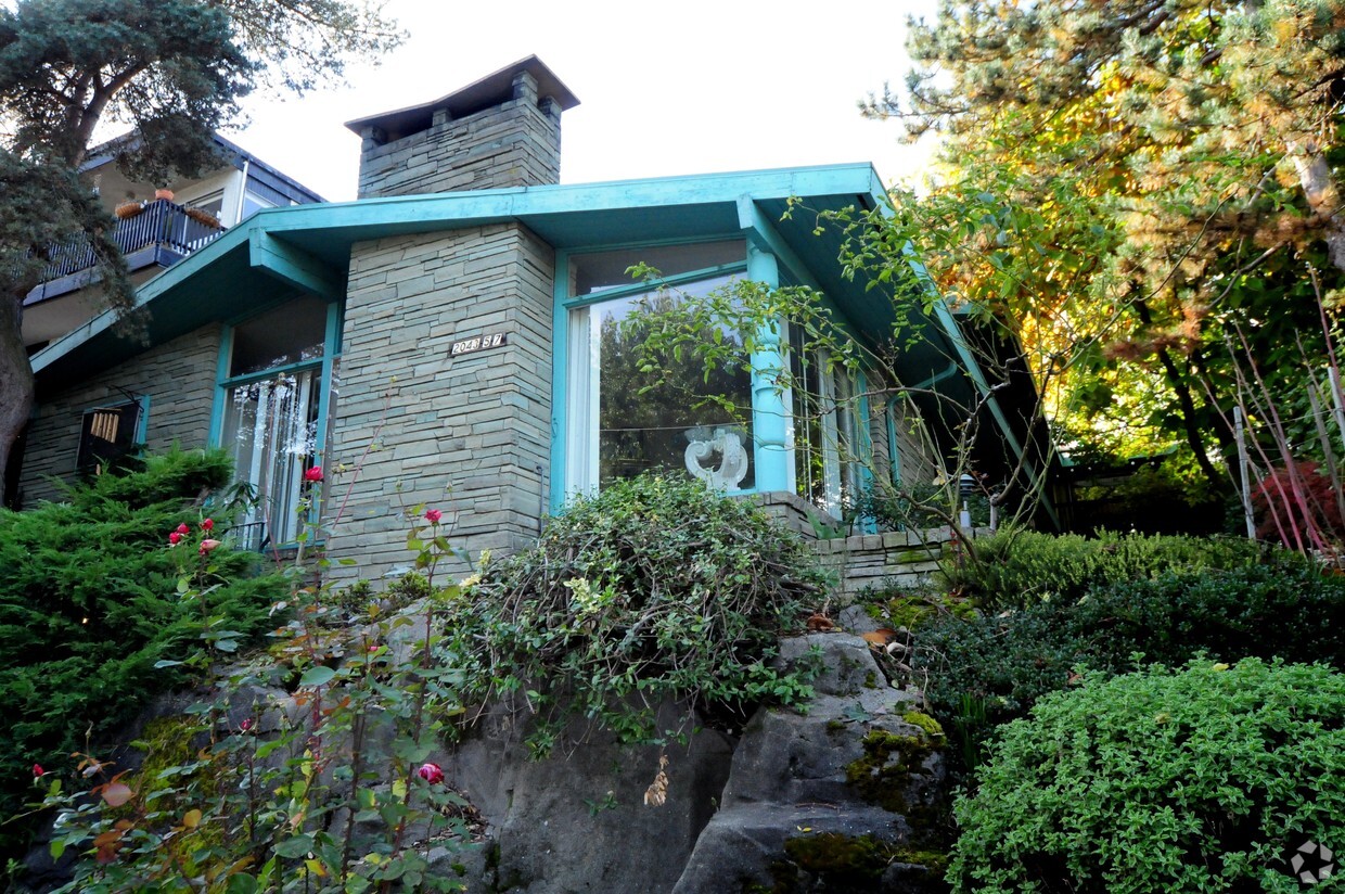 Building Photo - 2043 43rd Ave E