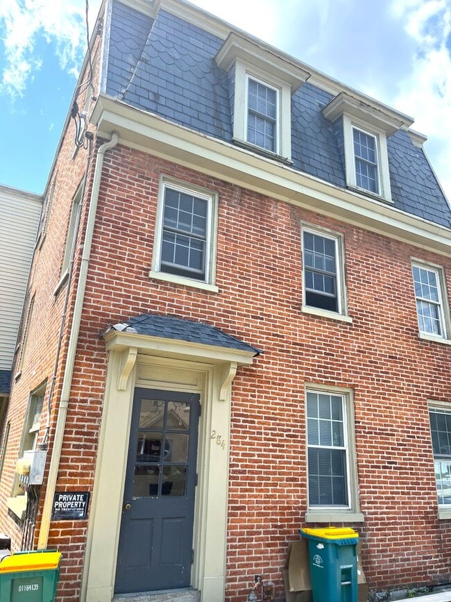 Building Photo - Second-Floor 2 Bedroom / 1 Bathroom Apartm...