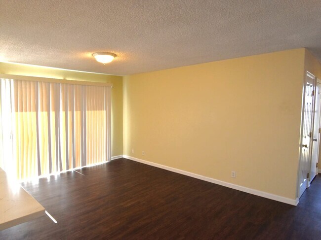 Foto del edificio - 270 S Linden Dr