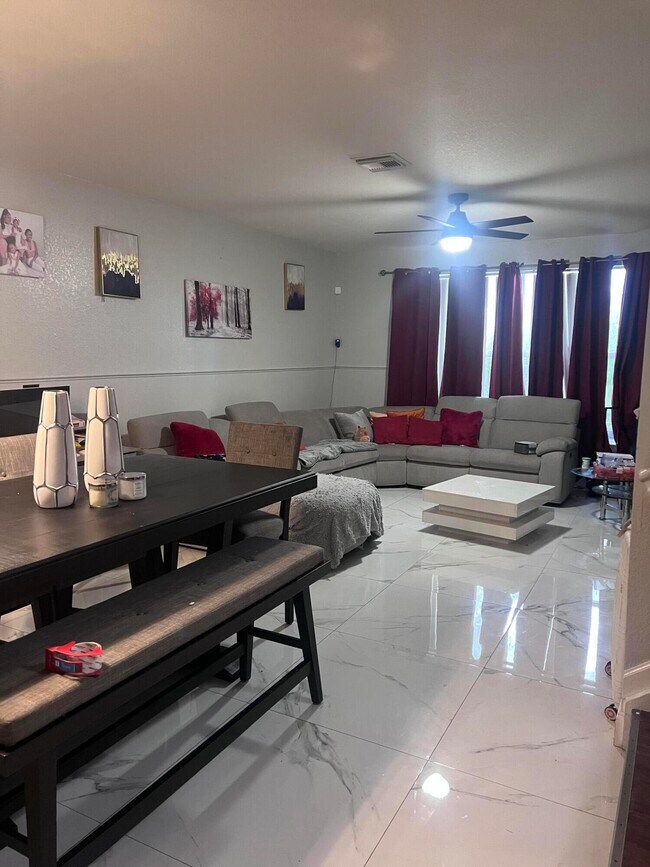 Foto del edificio - 2336 Center Stone Ln