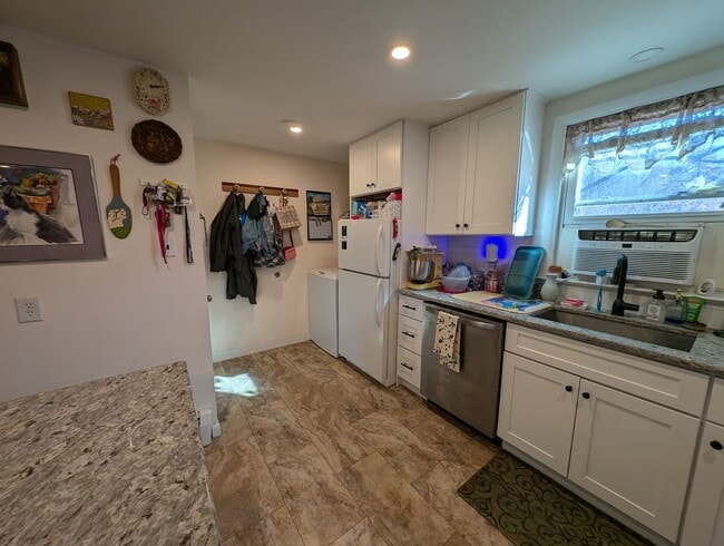 Foto del edificio - Beautiful and Spacious 1 Bed 1 Bath Apartment Above Garage