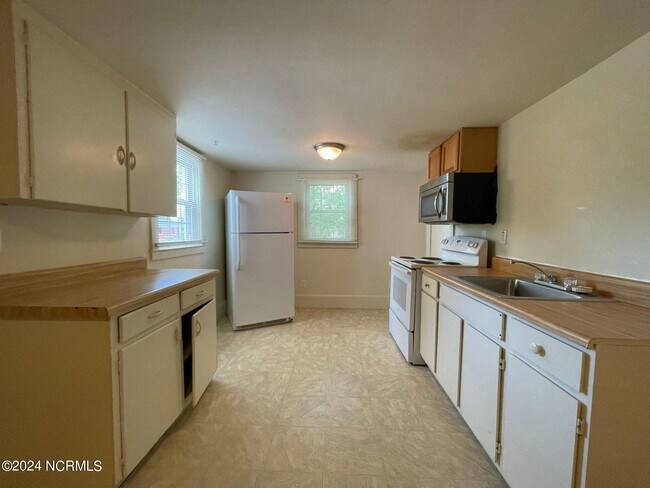 Building Photo - 143 Chaney Ave