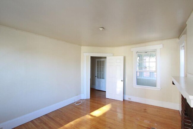 Building Photo - 8 Craigie Cir