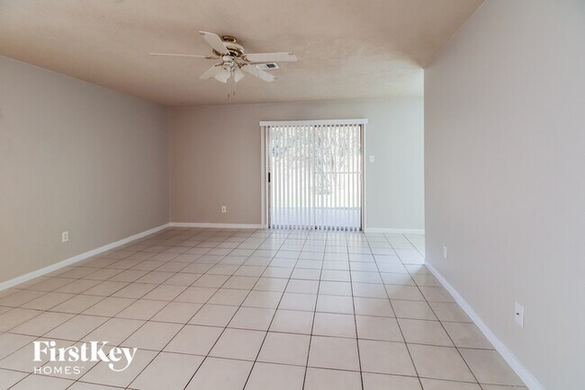 Foto del edificio - 4727 Falcon Forest Dr