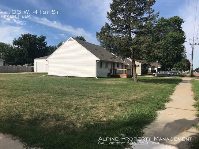 Building Photo - 4 Bed/2 Bath Home with 2 Car Garage!