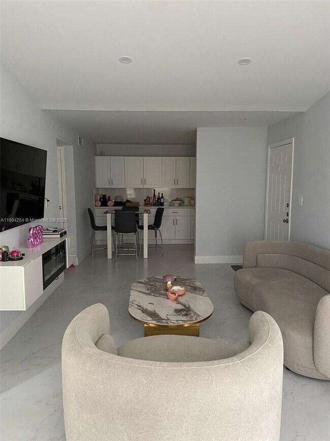 Building Photo - 833 Riverside Dr