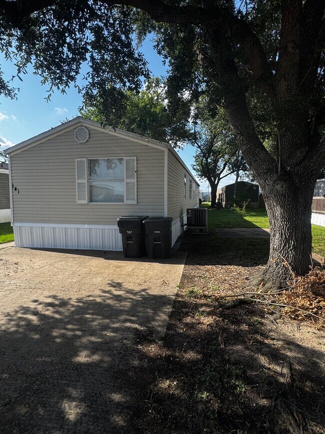 Foto del edificio - 141 Fox Meadow Dr