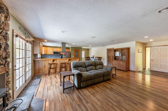Building Photo - Charming 3-Bedroom Home with 2 Full Baths ...