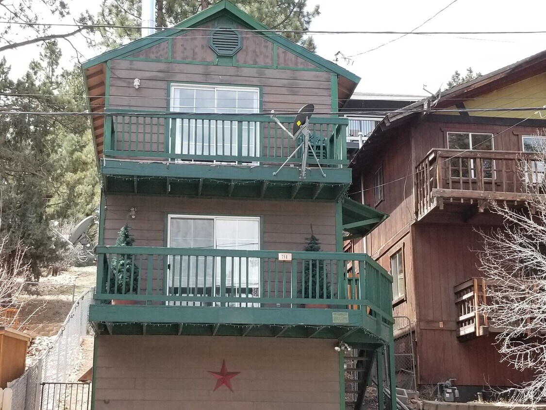 Primary Photo - 2 Bedroom with fenced yard.