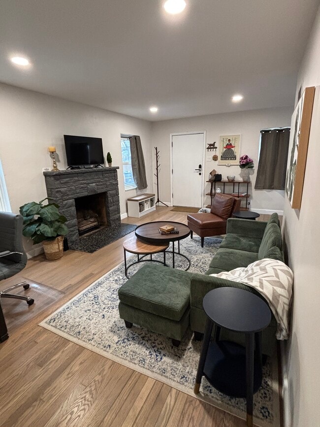 Building Photo - 5025 Lenox Ave