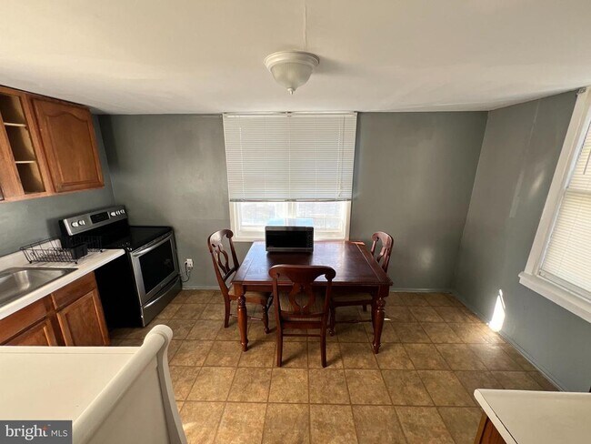 Building Photo - 502 S Main St