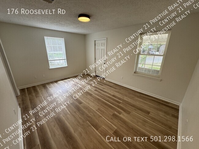 Foto del edificio - 176 Roosevelt Rd