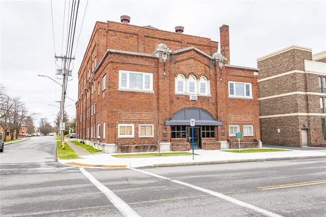 Building Photo - 400 Main St