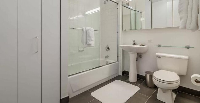 Building Photo - Prime Chelsea, sundrenched luxury apartment