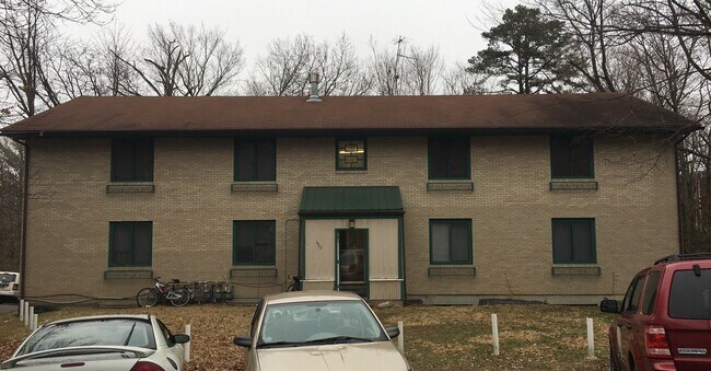 Building Photo - Very Unique 2 Bedroom Apartment off University Avenue!